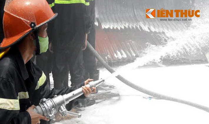 Tới 13h hôm nay, lực lượng PCCC tạm thời khống chế được ngọn lửa. Hiện chưa thống kê được thiệt hại của vụ hỏa hoạn này.