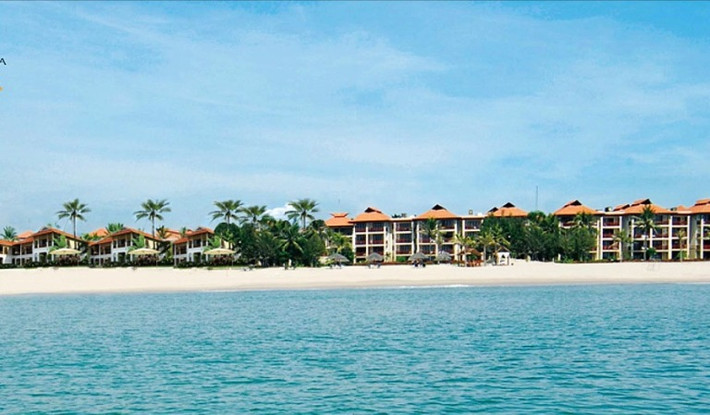Furama Villas là quần thể 131 căn biệt thự có hồ bơi riêng được xây dựng trên dải đất ven biển rộng 11ha trong quần thể dự án 27ha nằm trên con đường biển 5 sao kéo dài từ bán đảo Sơn Trà qua núi Ngũ Hành Sơn đến phố cổ Hội An.