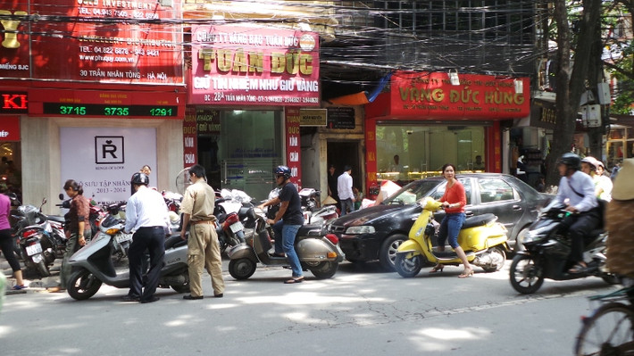 Việc chính phủ Mỹ ngừng hoạt động khiến giá vàng thế giới lao dốc. Tại Việt Nam, giá kim loại quý sắp mất mốc 37 triệu đồng/lượng. Vừa hay tin vàng trượt giá, người dân Hà Nội đã đổ xô đi mua. Ảnh: Người dân lũ lượt kéo đến tiệm vàng Phú Qúy trên đường Trần Thánh Tông, Hà Nội.