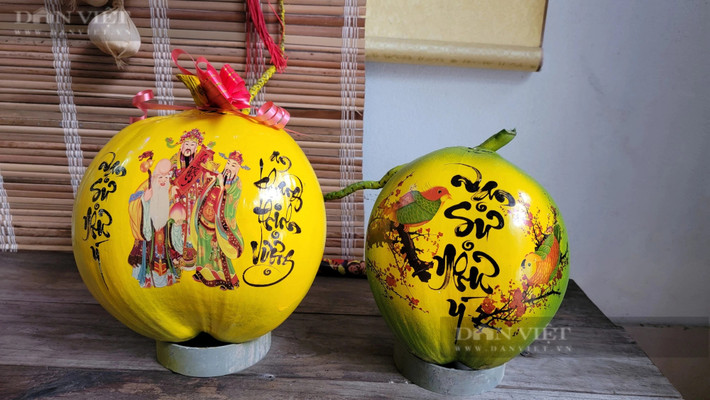 Sản phẩm dưa hấu và dừa khắc, vẽ tranh, viết thư pháp được khách hàng ưa thích, mua về chơi Tết, thờ Tết.