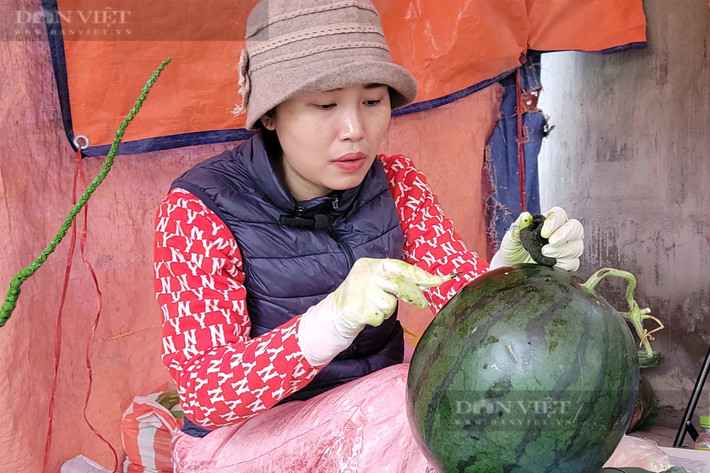 Năm 2017, do lương giáo viên thấp nên chị Hằng muốn làm thêm việc gì đó để có thêm thu nhập, cải thiện cuộc sống. Sẵn có "nghề" viết thư pháp nghệ thuật trong tay, "cô đồ" trẻ xinh đẹp ở Hải Dương lựa chọn khắc, vẽ tranh, thư pháp trên quả dưa hấu, quả dừa để bán phục vụ nhu cầu chơi Tết, thờ Tết của người dân.