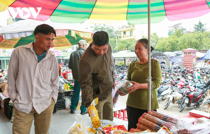 Phiên chợ cuối năm bán cả niềm vui và những lời chúc tốt lành, không chỉ mua sắm mà còn tận hưởng không khí rộn ràng, chào đón mùa xuân sang với đất trời vùng cao Bình Liêu.