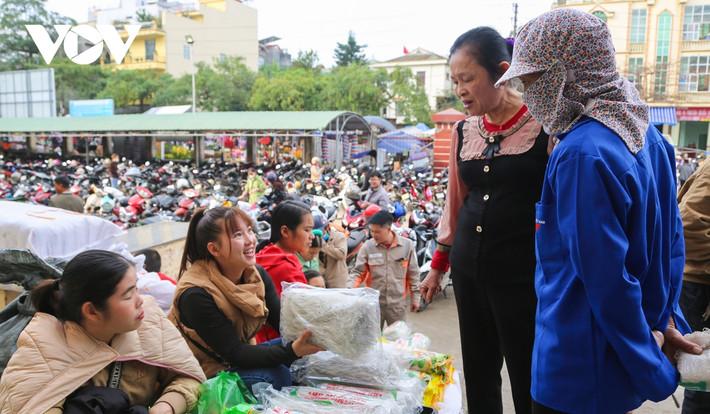 Vốn là đặc sản địa phương, miến dong cũng là mặt hàng đặc trưng tại phiên chợ và cũng là món ăn không thể thiếu trong mâm cơm ngày tết của đồng bào vùng cao