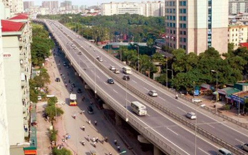 Tuyến cầu cạn hiện đại nhất Việt Nam này đã thể hiện vai trò quan trọng đối với giao thông Hà Nội hơn 1 năm qua. Tuy nhiên, sự xuống cấp của các công trình được đầu tư hàng nghìn tỷ đồng này khiến người dân không khỏi lo lắng về chất lượng của các công trình xây dựng.Ảnh: Vneconomy.