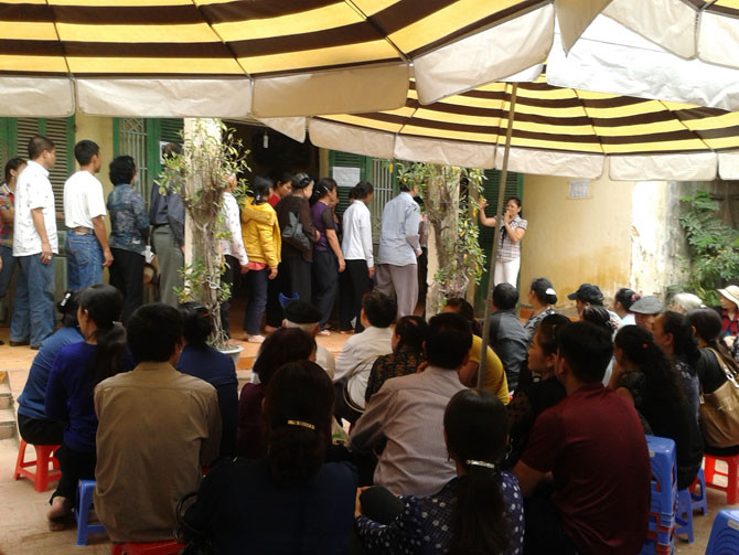 Người dân xếp hàng đợi bà Chanh bắt tay và mua thuốc về uống.