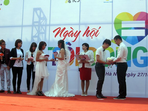 Trước sự chứng kiến của hàng ngàn bạn trẻ, đám cưới của 2 cặp đôi đồng giới Linh-Hằng và Dũng-Thịnh diễn ra tại cổng Công viên Thống Nhất HN hồi cuối tháng 10/2013 vô cùng ngọt ngào, sôi động.
