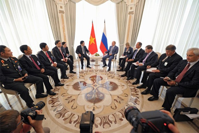 Hiện quan hệ giữa Việt Nam và Nga không ngừng được đẩy mạnh trong những năm qua. Năm 2012, kim ngạch thương mại hai chiều đạt 3,7 tỷ USD. Trong 8 tháng đầu năm 2013, con số này đạt 1,88 tỷ USD.Nga hiện đứng thứ 18/101 nước và vùng lãnh thổ đầu tư vào Việt Nam với 93 dự án, tổng số vốn đăng ký hơn 2 tỷ USD. Việt Nam có 17 dự án đầu tư tại Nga với tổng số vốn 2,4 tỷ USD. Ảnh chuyến thăm Nga năm 2012 của Chủ tịch nước Trương Tấn Sang.