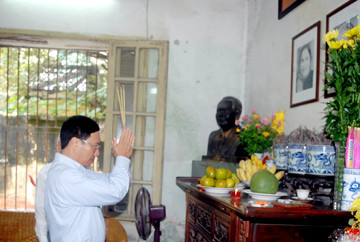 Bộ trưởng Ngoại giao Phạm Bình Minh thắp hương tưởng niệm đồng chí Xuân Thủy tại Nhà lưu niệm gia đình ở số 11 Điện Biên Phủ, Ba Đình, Hà Nội nhân dịp kỷ niệm 100 năm ngày sinh của đồng chí Xuân Thủy vào ngày 2/9/2012. Ảnh: Thế giới & Việt Nam.