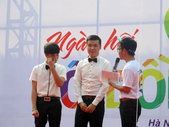 Còn cặp đôi Dũng - Thịnh, mặc dù dám thể hiện tình cảm và tổ chức đám cưới công khai trước mọi người, nhưng cả hai đều không dám công khai đám cưới với gia đình.
