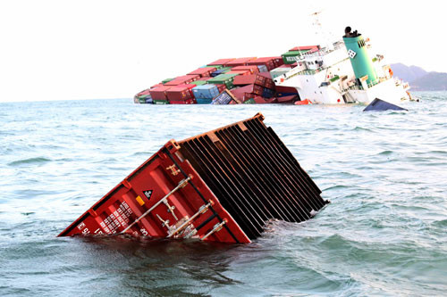 ... khiến nhiều container rơi xuống biển.