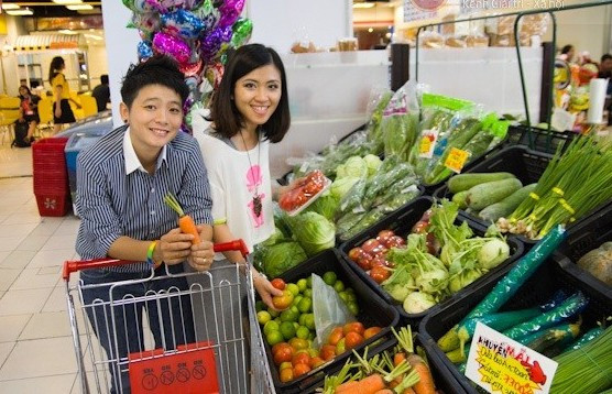 Tăng Ái Linh (áo sọc xanh) và Phạm Thị Thanh Phương (áo trắng) hiện đang sống chung và luôn cùng nhau làm tất cả mọi chuyện trong cuộc sống từ ăn uống, ngủ nghỉ, sinh hoạt và làm việc...