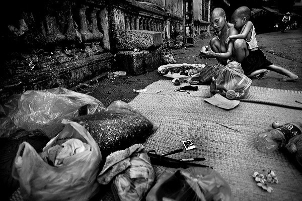 Mùi lục túi trái cây người ta cho đêm hôm trước, lựa ra những quả hư thối, trong khi Phả đưng ôm lưng mẹ. Mùi không có nhiều và luôn luôn bày tài sản của mình trên tấm chiếu, sửa soạn trước khi đi bộ đến sông Hồng.