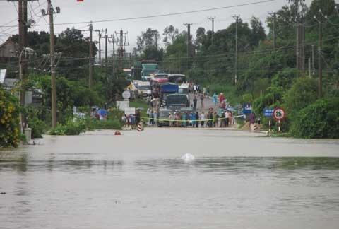Tại Bình Định, cầu 15 nằm trên QL19 thuộc địa bàn thôn Đồng Phó, xã Tây Giang, huyện Tây Sơn hiện đang ngập sâu trong nước. Lực lượng CSGT đã phong tỏa hai bên đầu cầu, cấm tất cả các phương tiện qua lại. Ảnh: Báo Bình Định.