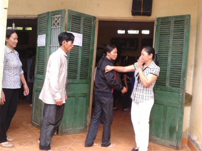 Quy trình khám chữa bệnh của bà Chanh rất đơn giản. Đầu tiên mọi người ghi tên xếp vào một cái đĩa để ở góc nhà, rồi tập trung tại sân, nghe bà diễn mấy bài hát...
