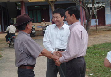 Ông Vũ Đức Đam (áo trắng) trong chuyến đi thị sát chất lượng dịch vụ viễn thông, bưu chính tại huyện Minh Hóa, tỉnh Quảng Bình năm 2008 khi còn là Thứ trưởng Bộ TT&TT. Ảnh: Website Bộ TT&TT.