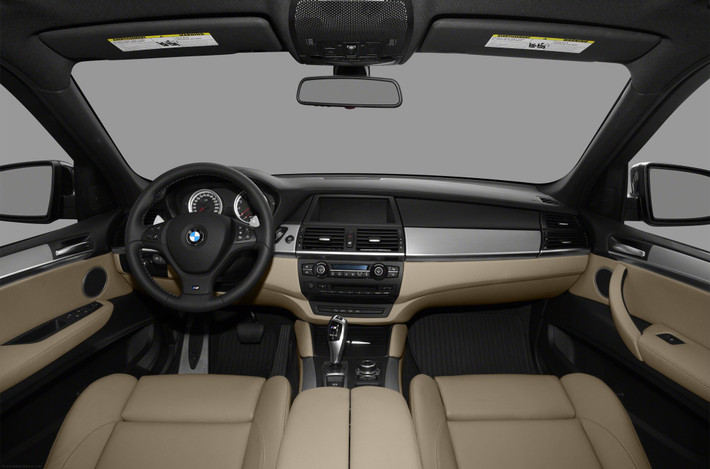 Hãng BMW chú trọng phát triển nội thất sang trọng để tăng tính cạnh tranh của X5 trước các đối thủ khác.