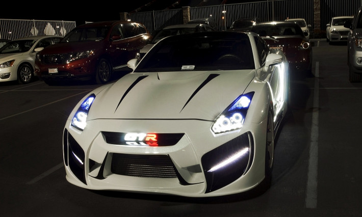 Điểm độc đáo của chiếc Nissan GT-R35 này là có thể thay đổi màu sắc của đèn pha khiến nó luôn nổi bật giữa đám đông.