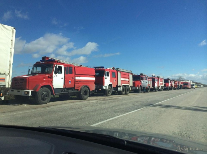 Hình ảnh ghi nhận ngày 17/3 vừa qua các đoàn xe vận tải của Nga ồ ạt đổ vào Crimea hỗ trợ người dân vùng này sau khi Crimea công bố kết quả bỏ phiếu gia nhập như một phần lãnh thổ của Nga. Trong ảnh là đoàn xe cứu hỏa do Nga sản xuất đợi lệnh tiến vào Crimea.