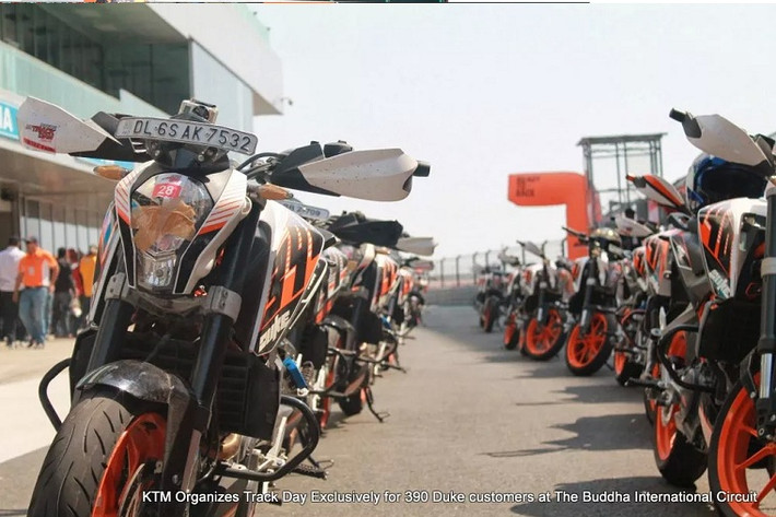 KTM Duke 390 có dung tích bình xăng 11 lít, hệ thống giảm xóc đôi phía trước dạng ngược (Up-side-Down) và giảm xóc đơn kiểu tay đòn được hỗ trợ bởi lò xo trụ, hệ thống phanh đĩa ABS với phanh đĩa đơn 300mm bánh trước gồm 4 piston, đặt so le với phanh đĩa đơn 230mm cho bánh sau. Ngoài ra chiếc xe này được trang bị vành hợp kim 5 cánh kép, với lốp trước có kích thước 110/70 và lốp sau 150/60.