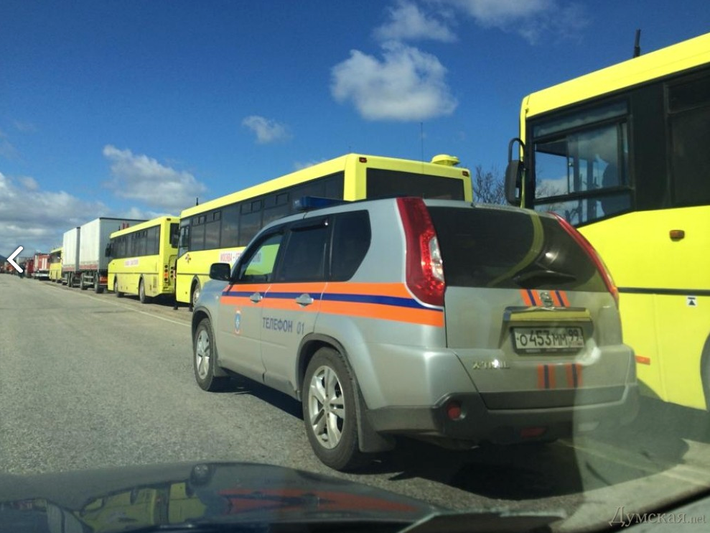Đoàn xe khách do Nga hỗ trợ phục vụ đi lại cho người dân Crimea.