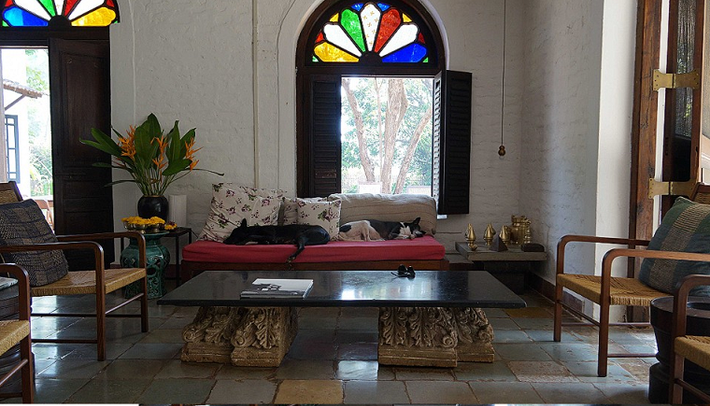 Kiến trúc sư Ấn Độ Bijoy Jain xây dựng cả một trang trại tại Mumbai. Ở đây có đến hơn 30 nhân công làm việc và rất nhiều loài động vật hoang dã. Ông đặc biệt chú trọng hướng nhà với cửa sổ quay hướng đông đón ánh nắng mới ban ngày.