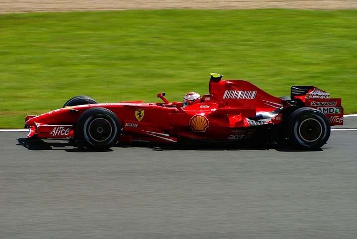 Kimi Raikkonen chính thức gia nhập đội Ferrari từ năm 2007 và hiện đang là tay đua hưởng lương cao nhất thế giới với thu nhập 51 triệu USD/năm.