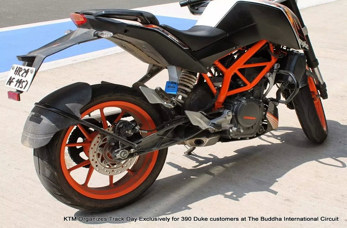 KTM Duke 390 trang bị động cơ xi-lanh đơn, làm mát bằng dung dịch, công suất tối đa 43 mã lực tại 9.500 vòng/phút, đi kèm hộp số 6 cấp và có khả năng tăng tốc từ 0 - 100km/h trong chưa đầy 10 giây và đạt tốc độ cao nhất 160km/h.