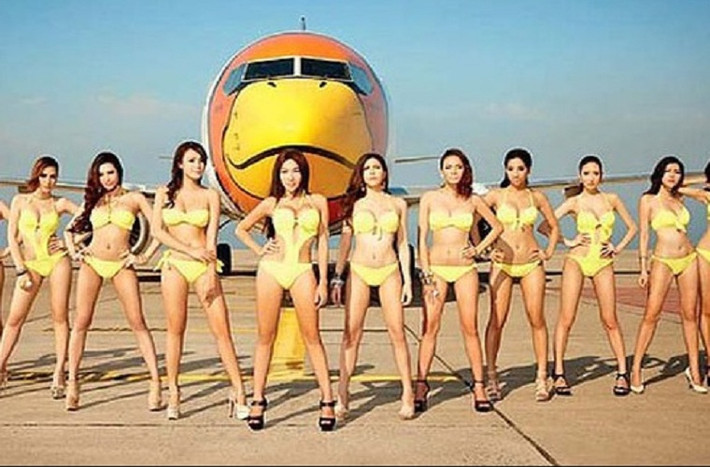 Hãng Nok Air của Thái Lan thì tung ra bộ ảnh nữ tiếp viên hàng không mặc bikini vàng chanh ăn khớp với chiếc máy bay sơn hình chú chim Angry Bird, thu hút được sự chú ý rất lớn từ khách hàng.