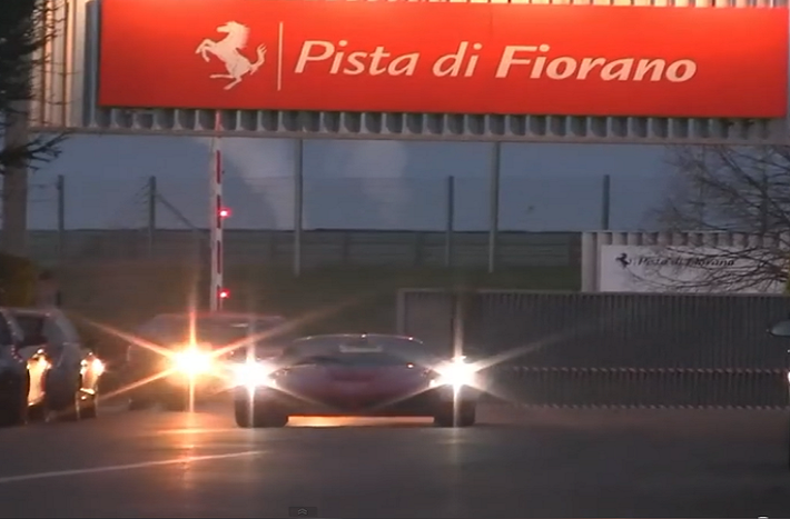 Chiếc LaFerrari rời khỏi trường đua của Ferrari sau ngày chạy thử nghiệm.