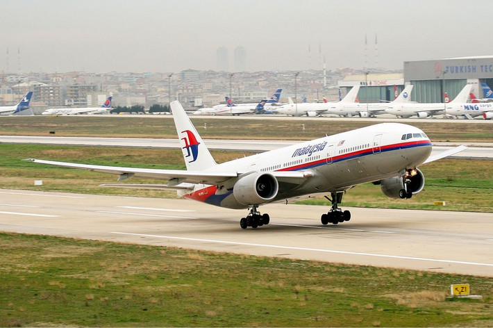 Trọng lượng không tải của Boeing 777-200 đạt 139.225 kg và trọng lượng cất cánh tối đa đạt 247.210 kg. Máy bay có 2 thùng chứa nhiên liệu ở 2 cánh và 1 thùng ở trung tâm chứa được 179 nghìn lít dầu, tầm hoạt động 12.779 km.