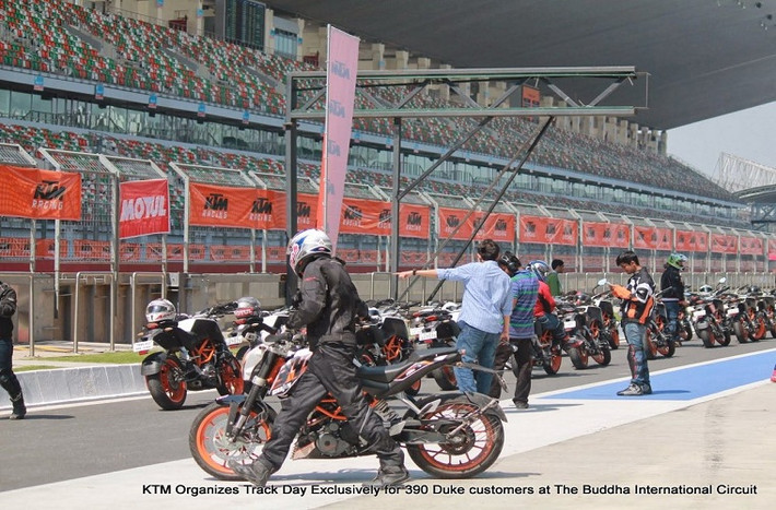 Những chiếc KTM Duke 390 ABS được sản xuất tại Ấn Độ, sau đó nhập khẩu nguyên chiếc vào thị trường châu Âu trước khi được đặt hàng xuất sang Việt Nam. Do đó, Duke 390 đáp ứng các tiêu chuẩn dành cho môtô tại thị trường châu Âu về an toàn cũng như mức khí thải.