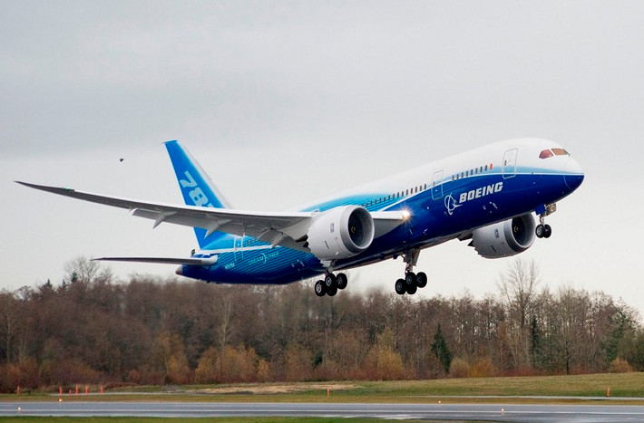 Boeing 787 là chiếc máy bay lớn đầu tiên sử dụng vật liệu composite dùng cho ngành hàng không vũ trụ. Tốc độ tối đa của máy bay lên tới 0.85 mach (khoảng 1052km/h), tầm bay khoảng 14 -15 nghìn km.