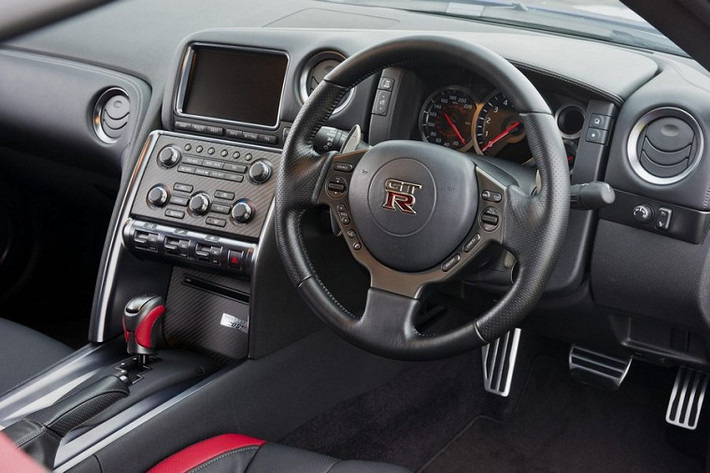 Nội thất không có nhiều thay đổi với tay lái ngược in biểu tượng dòng GT-R của hãng Nissan, ghế bọc da sang trọng và dàn âm thanh nổi thỏa mãn đam mê cho lái xe thay cho dàn loa thế hệ cũ.