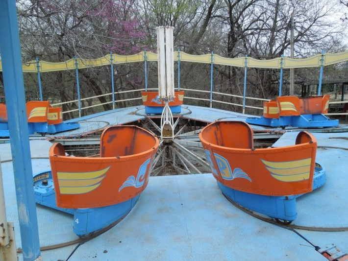 Công viên Joyland, Wichita, bang Kansas được xây dựng bởi Lester Ottaway từ năm 1933. Tuy nhiên đến năm 2004, công viên bị buộc đóng cửa vì trang thiết bị lạc hậu, không an toàn và không thu hút khách.