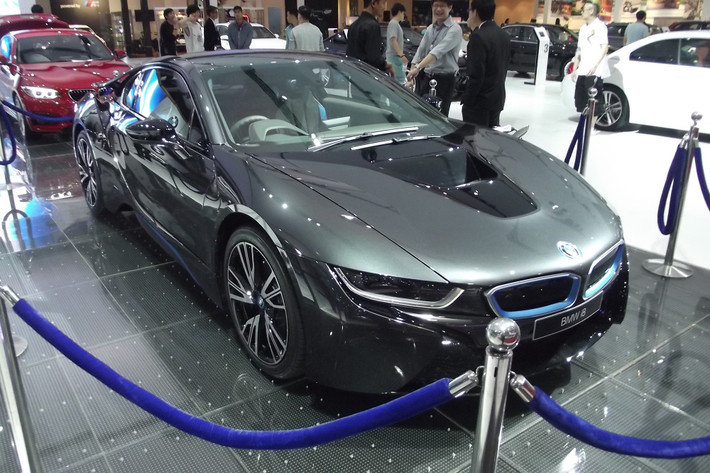 Siêu xe BMW i8 do tập đoàn BMW Thái Lan giới thiệu mang phong cách thể thao là một trong những siêu xe được chờ đợi nhất tại triển lãm lần này. Xe trang bị động cơ xăng 4 xi lanh 231 mã lực tốc độ tối đa 250 km/h. Hiện chiếc xe có giá gần 2 tỷ VND.