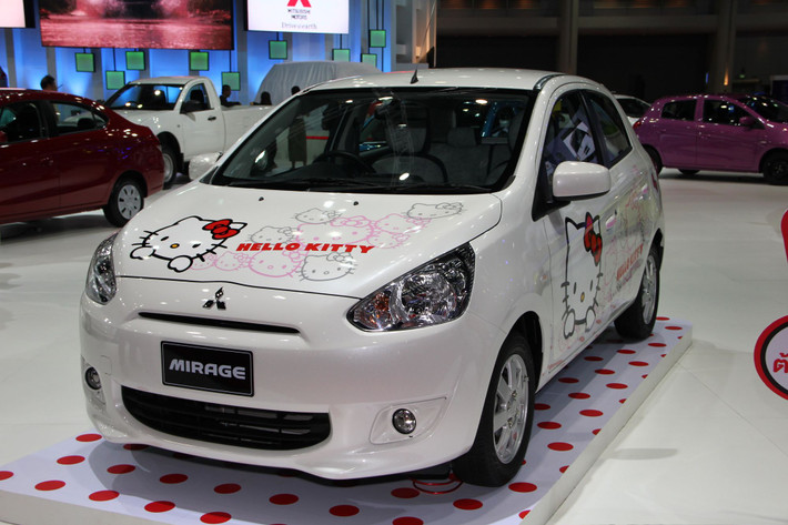 Hãng Mitsubishi giới thiệu chiếc xe Mirage mới ngộ nghĩnh in hình chú mèo Kitty trên nắp ca pô và thân xe.