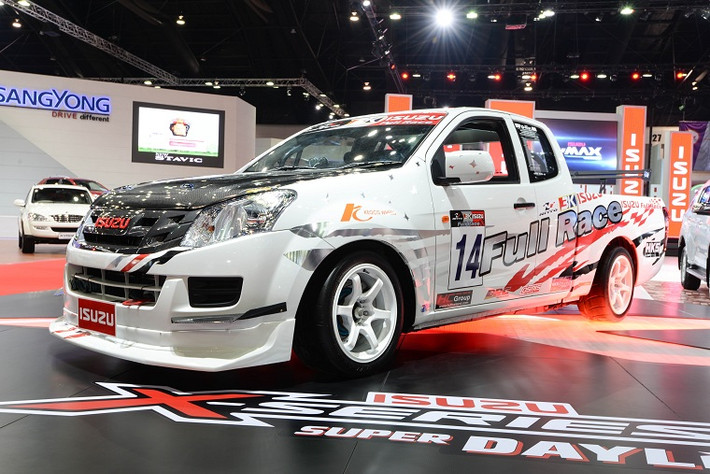 Mẫu xe bán tải Isuzu D-Max độ theo phong cách thể thao truyền chuyển động tới cả bánh trước lẫn bánh sau đầy mạnh mẽ và cá tính với các họa tiết bắt mắt.