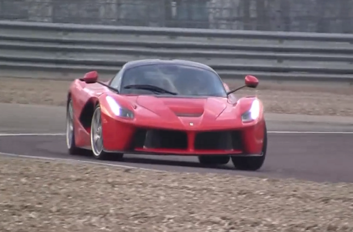 Chiếc LaFerrari trên đường chạy thử do tay đua Raikkonen điều khiển.