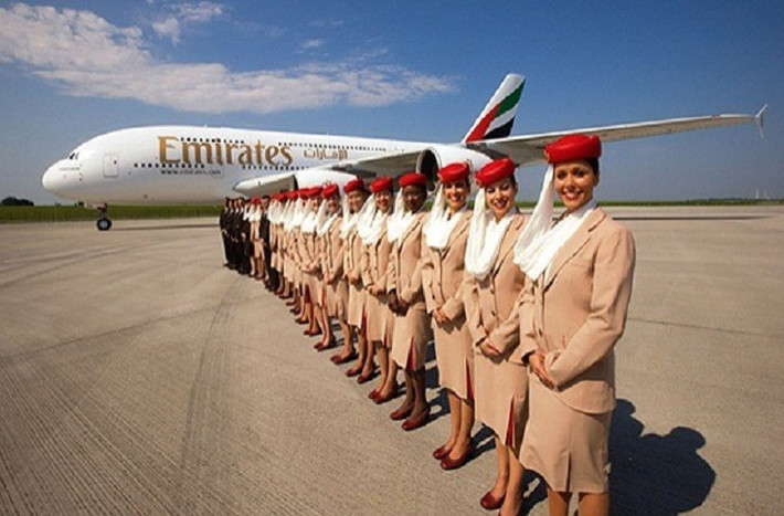 Hãng hàng không Emirates luôn trung thành với đồng phục công sở sang trọng cùng phụ kiện là chiếc mũ đỏ và mạng che mặt tôn lên vẻ đẹp tiềm ẩn của mỗi nữ tiếp viên.