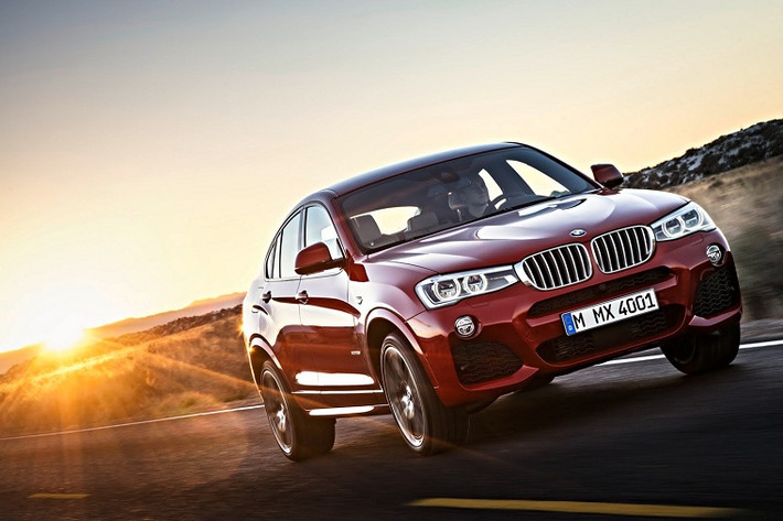 BMW X4 có thiết kế hiện đại với lưới tản nhiệt kiểu mới, rộng và nối liền với cụm đèn pha. Tuy nhiên phần mui xe sau bị hạn xuống một chút khiến diện tích phía sau bị giảm đi.