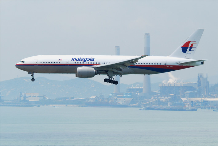 B777-200 sử dụng các trang thiết bị điện tử tiên tiến ADIRS để phân tích dữ liệu không khí và xác định quán tính máy bay. Hệ thống bay tự động AFDS với độ tin cậy cao hỗ trợ đắc lực cho phi công trên mỗi chuyến bay đường dài.
