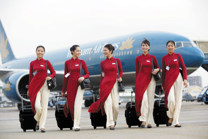 Trung thành với mẫu áo dài truyền thống, hãng Vietnam Airlines có dàn tiếp viên trẻ trung, xinh đẹp và năng động. Mẫu áo dài đỏ tôn lên dáng vẻ quý phái nhưng không kém phần gợi cảm chính là một phần thành công như ngày hôm nay của Vietnam Airlines.