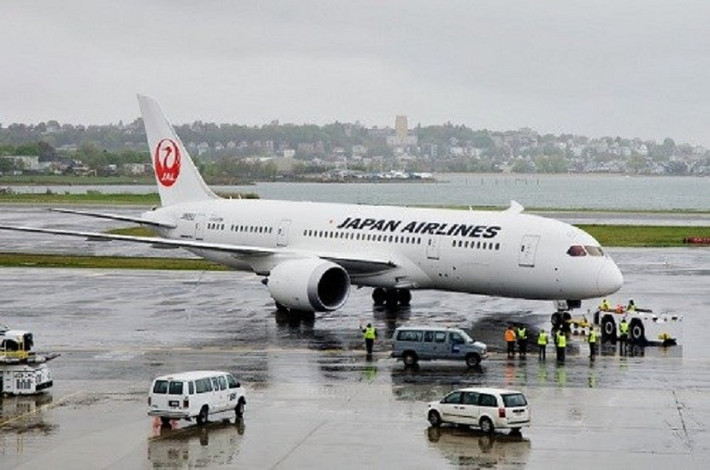 Sự cố gần nhất của Dreamliner vào ngày 8/3 khi chiếc máy bay này của hãng Japan Airlines buộc phải hạ cánh khẩn cấp xuống sân bay Honolulu vì áp lực dầu ở động cơ giảm đột ngột, nâng tổng số máy bay loại này gặp trục trặc kĩ thuật lên con số 4. Cùng ngày còn xảy ra một vụ máy bay Airbus A320 của Ấn Độ bị cháy bánh và chiếc Boeing 777-200 của Malaysia bị mất tích bí ẩn.