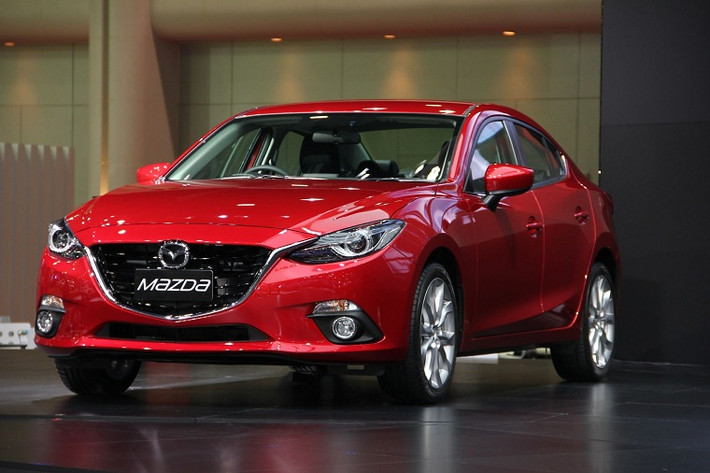 Mẫu xe Mazda Sky Activ được hãng xe của Nhật giới thiệu siêu tiết kiệm nhiên liệu, giảm tiếng ồn và phù hợp với người lái châu Á. Mẫu xe dự kiến có giá 883.000 Bạt (574 triệu VND).