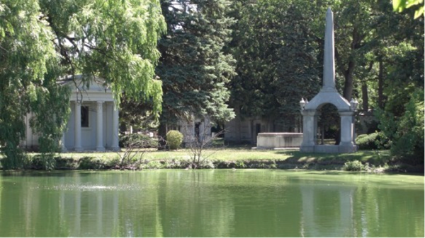 Nghĩa trang Woodlawn, Bronx: Là nhà của huyền thoại bóng chày Babe Ruth, thần tượng Jazz Miles Davis và Duke Ellington, và tác giả Moby Dick Herman Melville, Nghĩa trang Woodlawn hấp dẫn hàng triệu khách tham quan đến khu vườn tuyệt đẹp của mình mỗi năm. Giá cho một “suất” chôn thường ở đây bắt đầu là 4.800USD. Giá cả cho một lăng mộ riêng đồng nghĩa với việc lên đến 1.5 triệu USD.