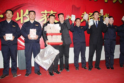 Theo Daily Mail, mức thưởng Tết này cao hơn vài lần lương cả năm của những người phương Tây.