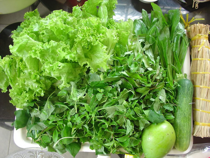 ...Và tương tự là các loại rau gia vị. Theo giới tiểu thương, sau Tết, tất cả các loại rau sẽ rất đắt hàng bởi lẽ người dân "háo" rau sau khi ăn nhiều loại thịt trong ngày Tết.