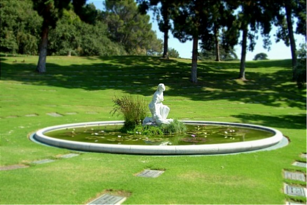Công Viên Tưởng Niệm Forest Lawn, Glendale: Được thành lập năm 1906, Công viên Tưởng niệm Forest Lawn đã mở rộng lên thành 6 địa điểm xung quanh Los Angeles. Giá cho một “chỗ” tại đây là 2.820USD cho gói thường và lên đến 825.000USD cho một chỗ Thượng hạng.