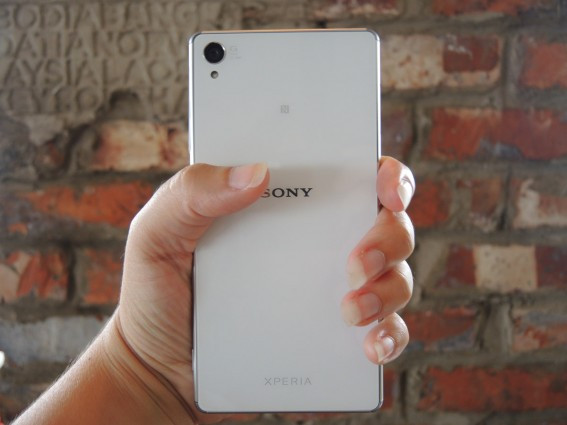 3. Máy ảnh: Mặt sau của điện thoại là camera 20,7 megapixel. Đó là số megapixel được cung cấp trên Z2 trước đó. Tuy nhiên, Z3 có một số điều chỉnh mới như ống kính có tiêu cự 25mm, chụp ảnh dễ dàng hơn trong nhiều điều kiện không gian hẹp, số lượng người đông hơn.