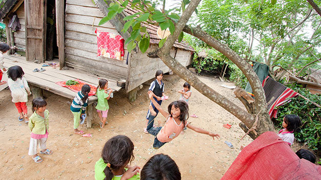 Trẻ em ở buôn MLeng, xã Cư Mta, huyện M’Đrắk (Đắk Lắk) chơi trò nhảy dây trước hiên nhà - Ảnh: Tiến Thành.